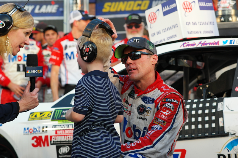 Illustration for article titled Kevin Harvick Wins At Texas Motor Speedway And Gets A Pass To Race For NASCAR's Top Title
